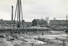 501576 Afbeelding van de werkzaamheden voor het bouwen van de Balijebrug over het Merwedekanaal te Utrecht, met op de ...